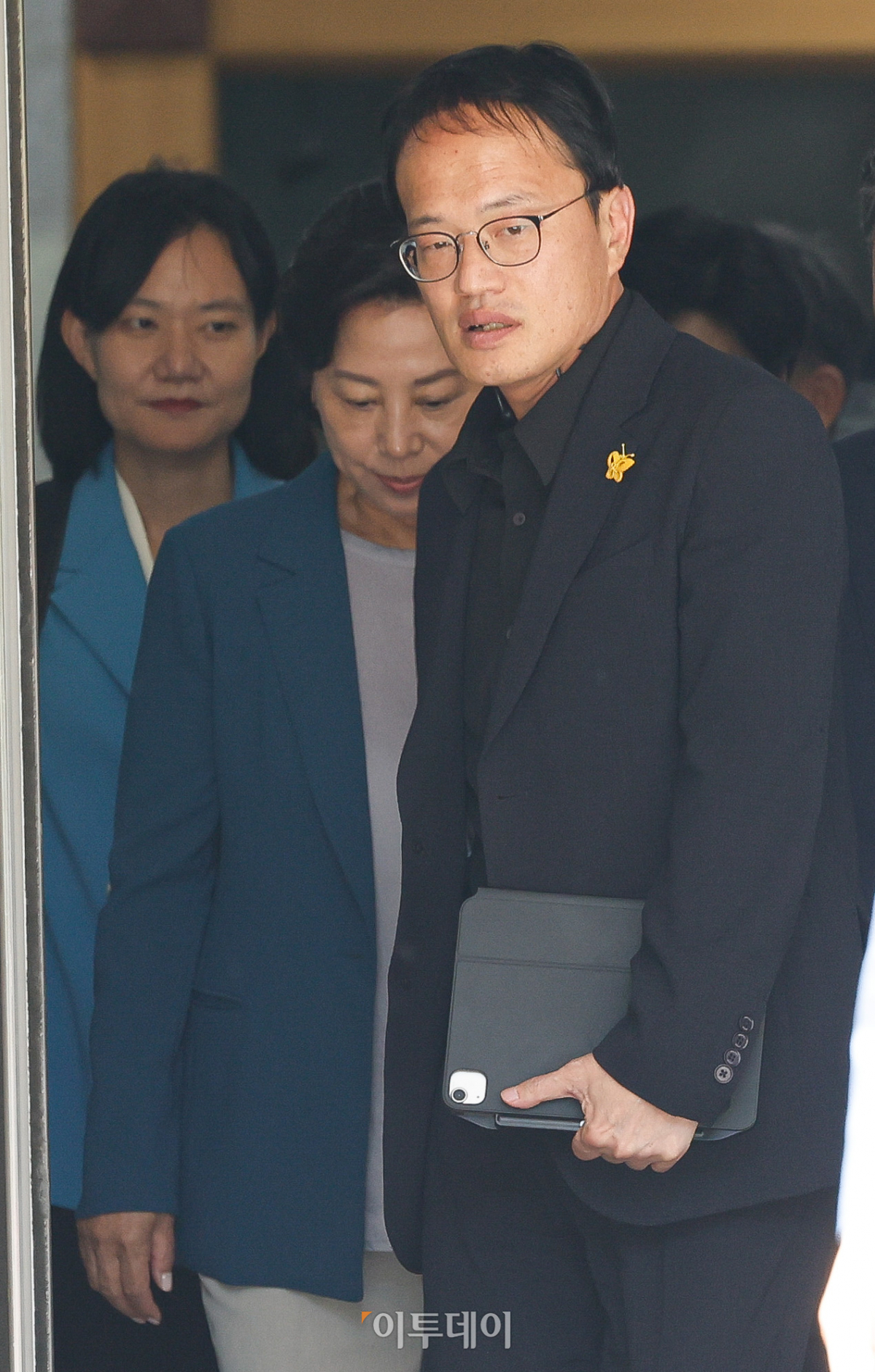 ▲서울대 의대 산하 4개 병원 휴진을 하루 앞둔 16일 국회 보건복지위원회 박주민 위원장을 비롯한 위원들이 서울 종로구 서울대학교병원에서 비공개로 열린 국회 보건복지위-서울대 의대·서울대병원 교수 비대위 간담회를 마치고 이동하고 있다. 조현호 기자 hyunho@