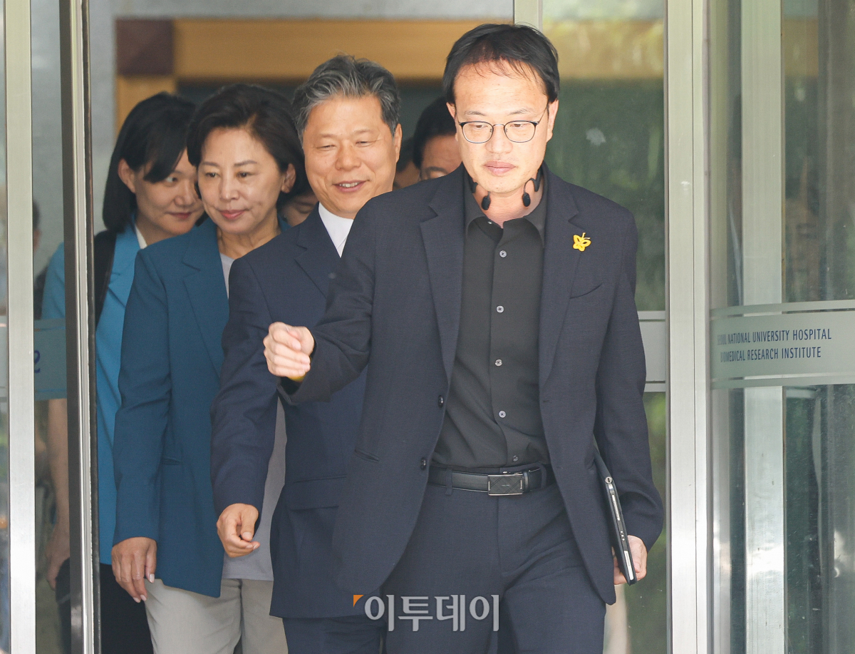 ▲서울대 의대 산하 4개 병원 휴진을 하루 앞둔 16일 국회 보건복지위원회 박주민 위원장을 비롯한 위원들이 서울 종로구 서울대학교병원에서 비공개로 열린 국회 보건복지위-서울대 의대·서울대병원 교수 비대위 간담회를 마치고 이동하고 있다. 조현호 기자 hyunho@