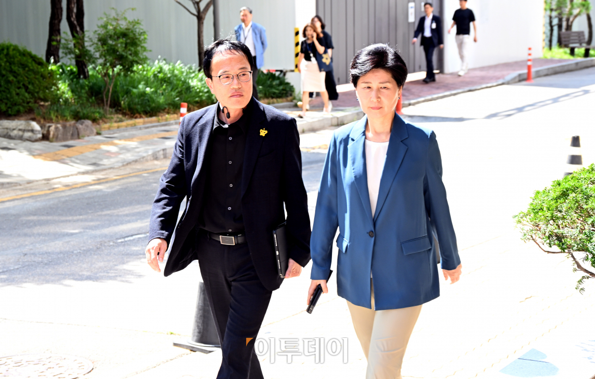 ▲국회 보건복지위원회 박주민 위원장, 백혜련 위원이 16일 서울 종로구 서울대병원에서 비공개로 열린 국회 보건복지위-서울대 의대·서울대병원 교수 비대위 간담회에 참석하고 있다. 조현호 기자 hyunho@