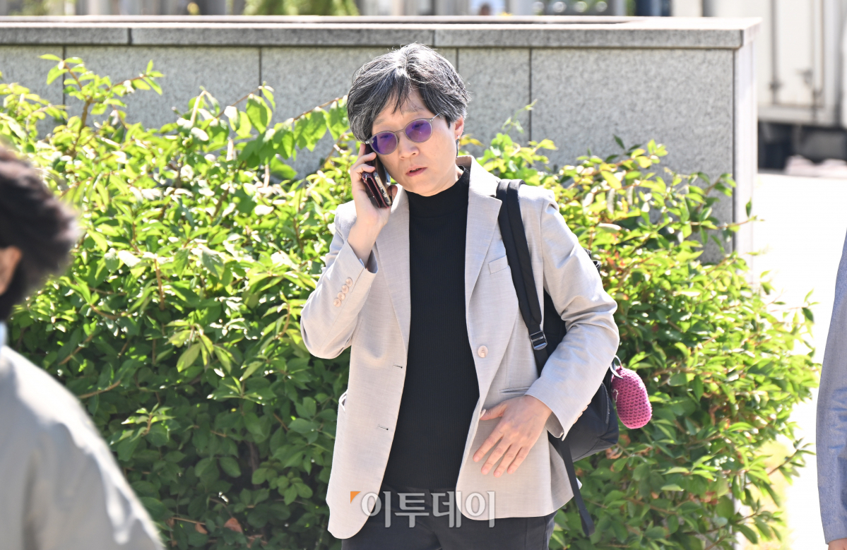 ▲강희경 서울의대·서울대병원 교수협의회 비상대책위원장이 16일 서울 종로구 서울대병원에서 비공개로 열린 국회 보건복지위-서울대 의대·서울대병원 교수 비대위 간담회에 참석하고 있다. 조현호 기자 hyunho@