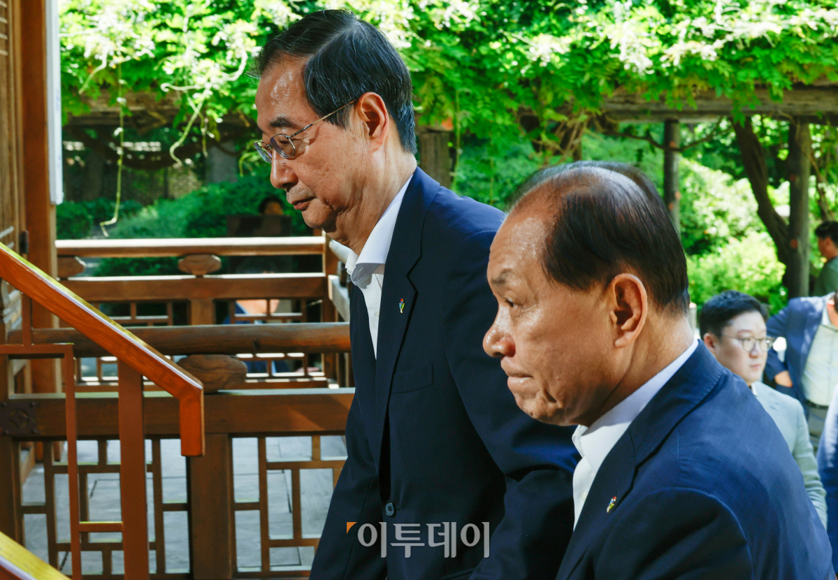 ▲한덕수 국무총리와 황우여 국민의힘 비상대책위원장이 16일 서울 종로구 삼청동 국무총리공관에서 열린 제18차 고위당정협의회에 참석하고 있다. 조현호 기자 hyunho@