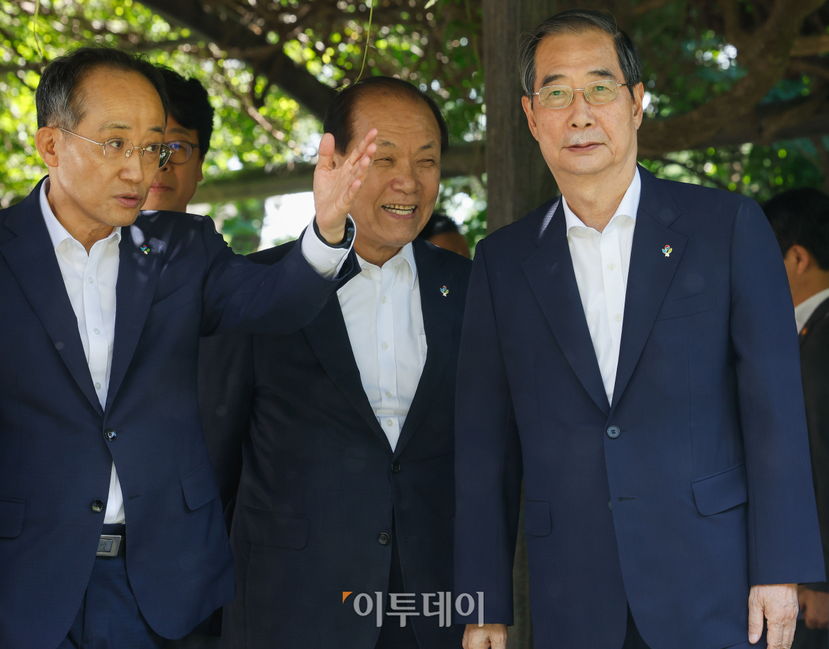 ▲한덕수 국무총리가 16일 서울 종로구 삼청동 국무총리공관에서 열린 제18차 고위당정협의회에서 국민의힘 추경호 원내대표, 황우여 비상대책위원장과 대화하고 있다. 조현호 기자 hyunho@