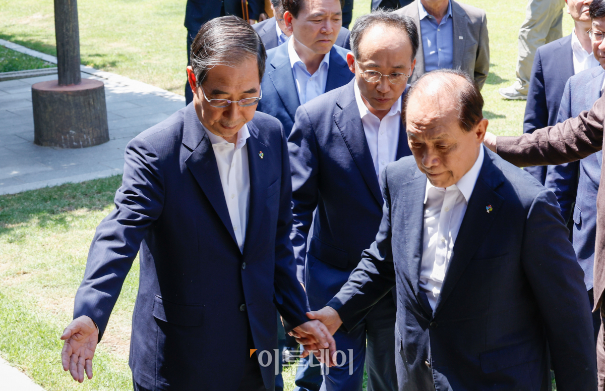 ▲한덕수 국무총리와 황우여 국민의힘 비상대책위원장이 16일 서울 종로구 삼청동 국무총리공관에서 열린 제18차 고위당정협의회에 참석하고 있다. 조현호 기자 hyunho@