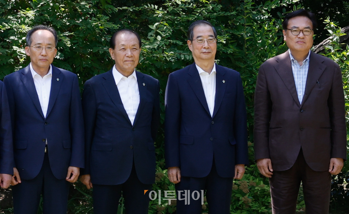 ▲한덕수 국무총리와 국민의힘 황우여 비상대책위원장, 추경호 원내대표, 정진석 대통령실 비서실장 등 참석자들이 16일 서울 종로구 삼청동 국무총리공관에서 열린 제18차 고위당정협의회에 앞서 기념촬영을 하고 있다. 조현호 기자 hyunho@