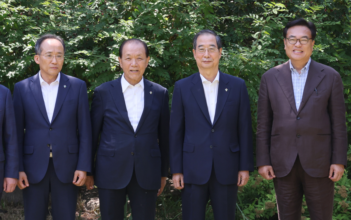 ▲16일 오후 서울 종로구 삼청동 총리 공관에서 열린 고위 당·정·대 협의회에서 한덕수 국무총리(오른쪽 두번째), 국민의힘 황우여 비상대책위원장(왼쪽 두번째), 추경호 원내대표(왼쪽), 정진석 대통령실 비서실장이 기념촬영을 하고 있다. (연합뉴스)