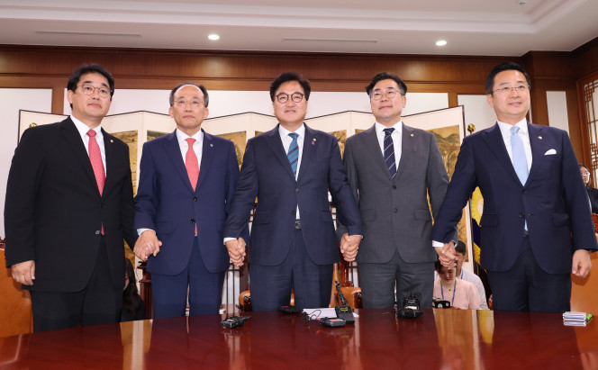 ▲우원식 국회의장이 10일 오후 국회의장실에서 양당 원내대표와 회동을 하기에 앞서 기념촬영 하고 있다. 왼쪽부터 국민의힘 배준영 원내수석부대표·추경호 원내대표, 우원식 의장, 더불어민주당 박찬대 원내대표·박성준 원내수석부대표. (연합뉴스)