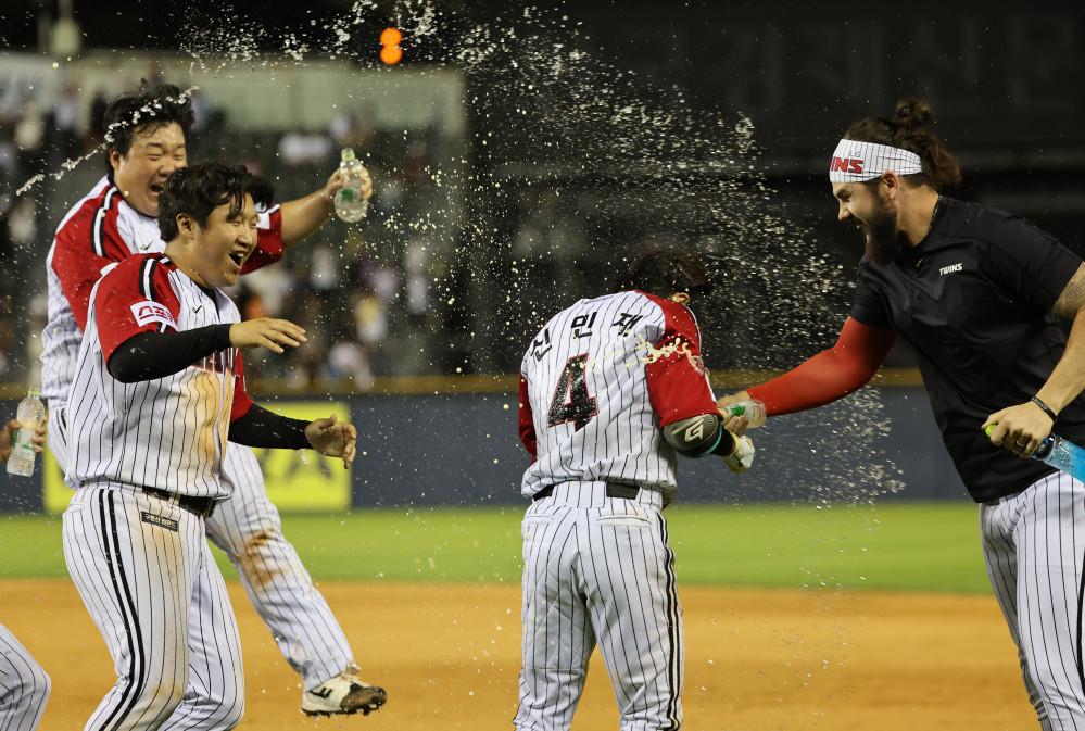 ▲16일 오후 서울 잠실야구장에서 열린 프로야구 롯데 자이언츠와 LG 트윈스의 경기. 10회말 1사 만루에서 LG 신민재가 끝내기 희생플라이를 날린 뒤 기뻐하고 있다. (연합뉴스)