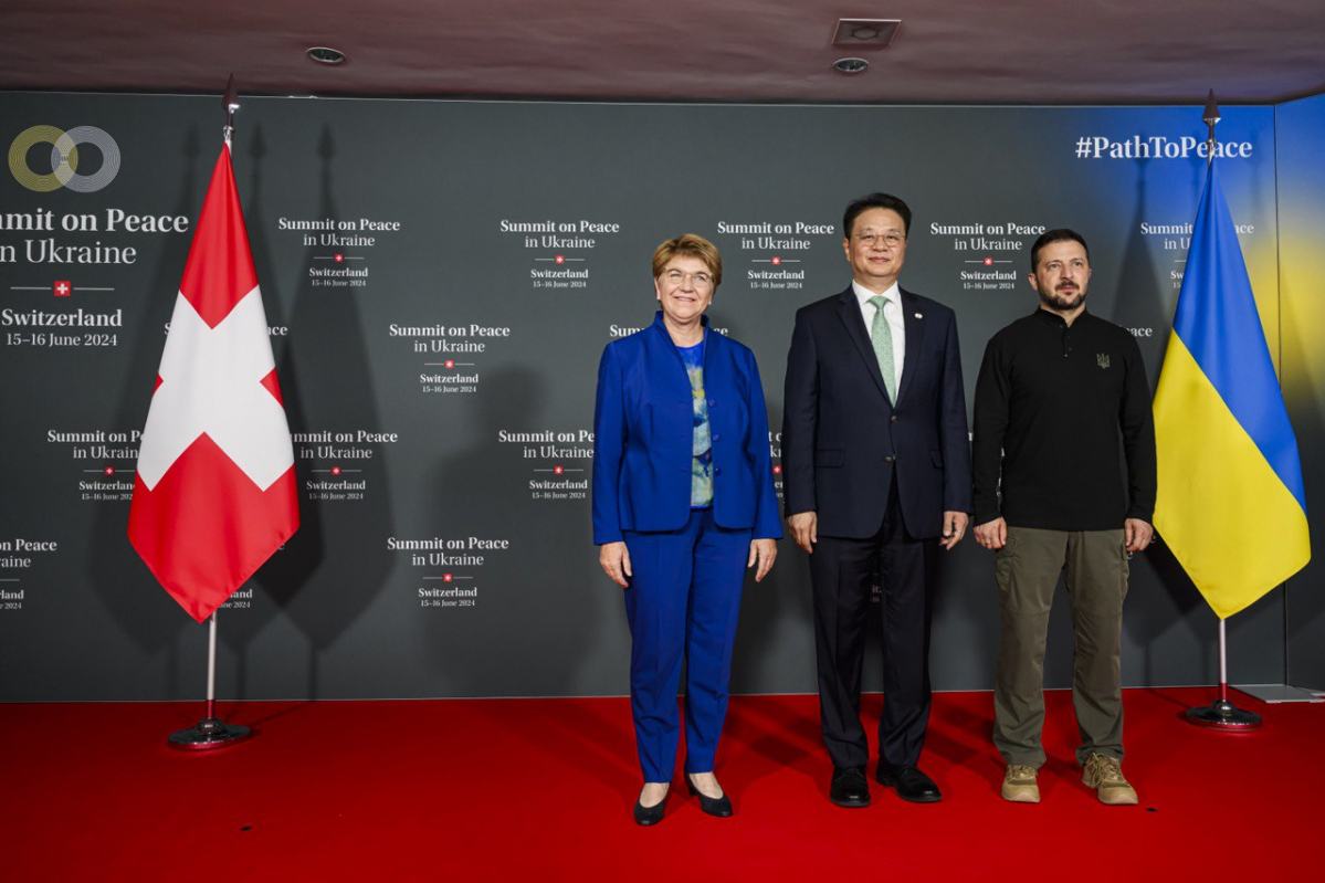 ▲방기선 국무조정실장이 16일 암헤르트 스위스 대통령(좌), 젤렌스키 우크라이나 대통령(우)과 기념 촬영을 하고 있다. (사진제공=총리실)