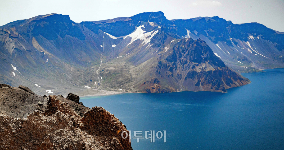 ▲11일 백두산(2744m) 북파 지역 천문봉에서 바라본 천지 모습. (조현호 기자 hyunho@)