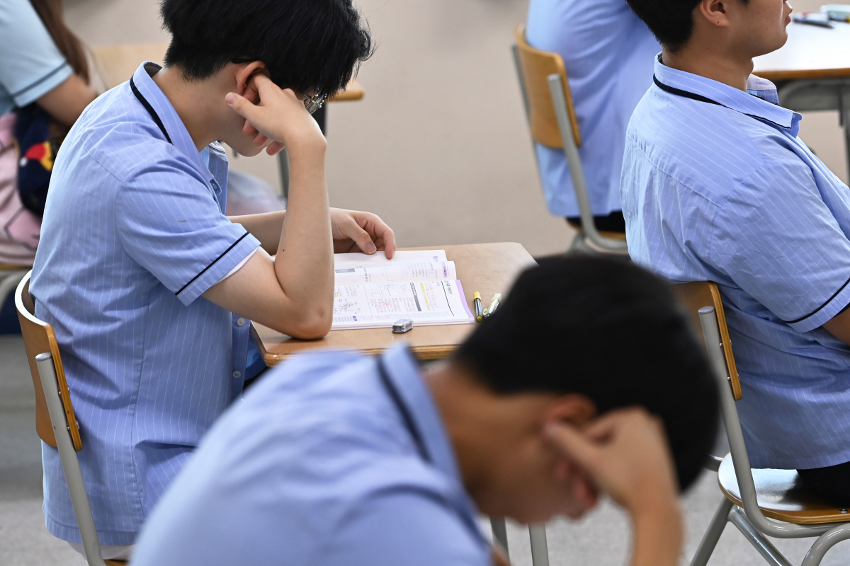 ▲경기도 수원시 조원고등학교에서 고3 학생들이 시험을 준비하고 있다. (뉴시스)