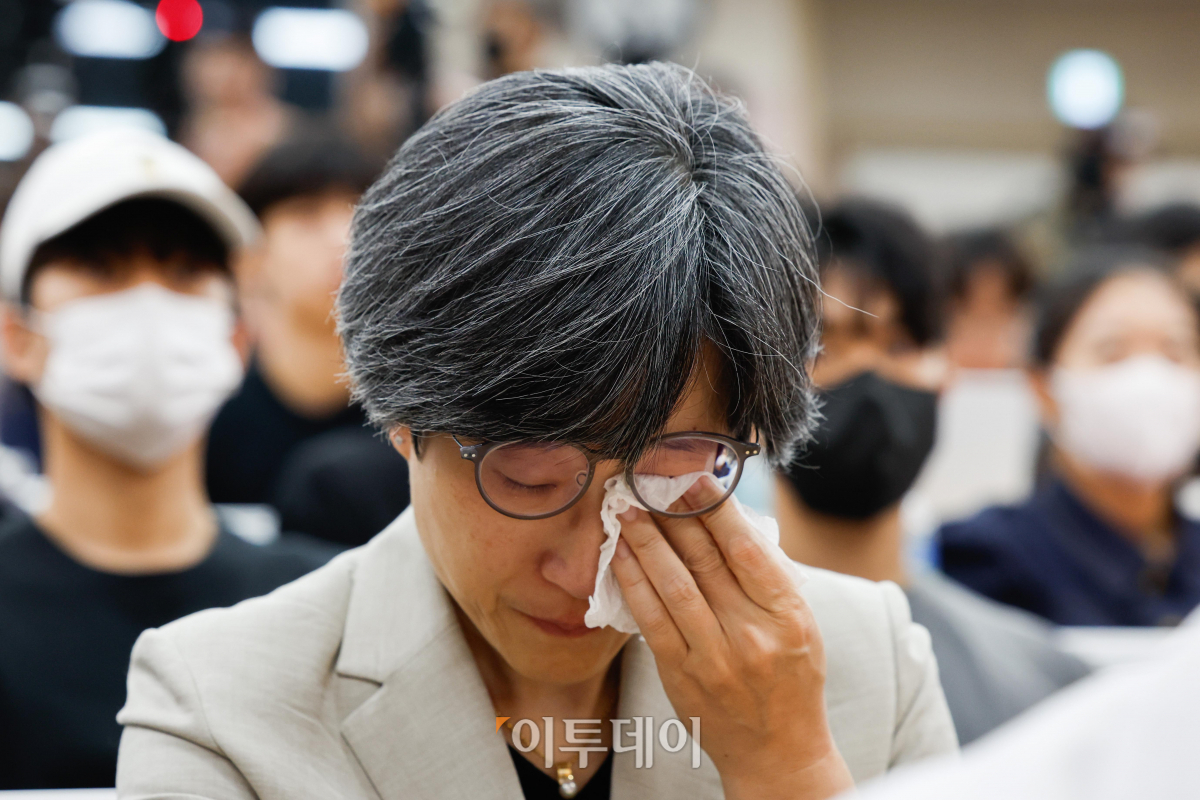 ▲강희경 서울의대·서울대병원 교수협의회 비상대책위원장이 17일 서울 종로구 서울대학교 의과대학 융합관 양윤선홀에서 열린 서울의대·서울대병원 교수협의회 비상대책위원회 주최 휴진 관련 집회에서 눈물을 흘리고 있다. 이날부터 서울대병원 교수들은 전공의 사태 해결 등을 요구하며 무기한 휴진에 들어갔다. 조현호 기자 hyunho@