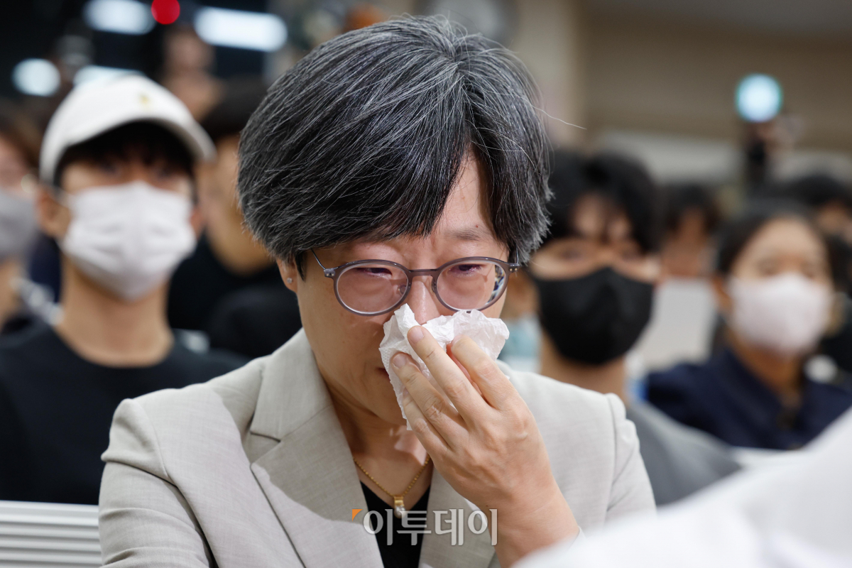 ▲강희경 서울의대·서울대병원 교수협의회 비상대책위원장이 17일 서울 종로구 서울대학교 의과대학 융합관 양윤선홀에서 열린 서울의대·서울대병원 교수협의회 비상대책위원회 주최 휴진 관련 집회에서 눈물을 흘리고 있다. 이날부터 서울대병원 교수들은 전공의 사태 해결 등을 요구하며 무기한 휴진에 들어갔다. 조현호 기자 hyunho@