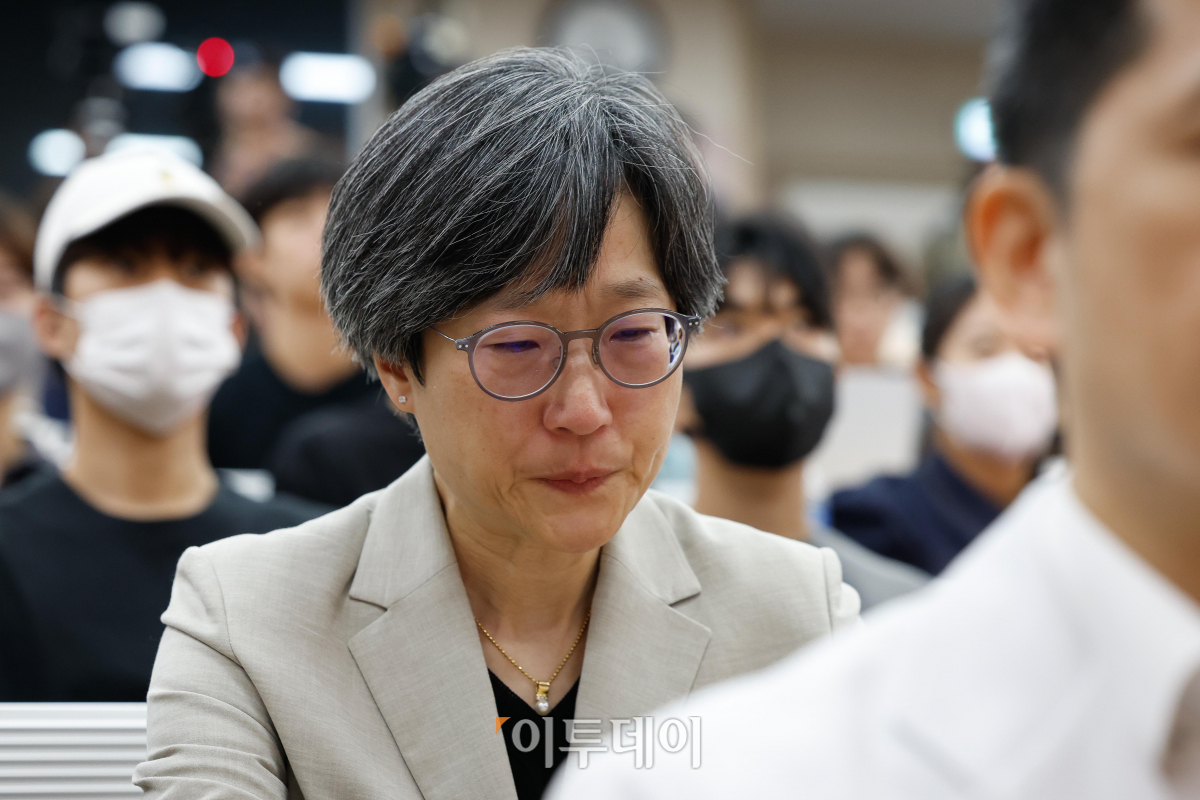 ▲강희경 서울의대·서울대병원 교수협의회 비상대책위원장이 17일 서울 종로구 서울대학교 의과대학 융합관 양윤선홀에서 열린 서울의대·서울대병원 교수협의회 비상대책위원회 주최 휴진 관련 집회에서 눈물을 흘리고 있다. 이날부터 서울대병원 교수들은 전공의 사태 해결 등을 요구하며 무기한 휴진에 들어갔다. 조현호 기자 hyunho@