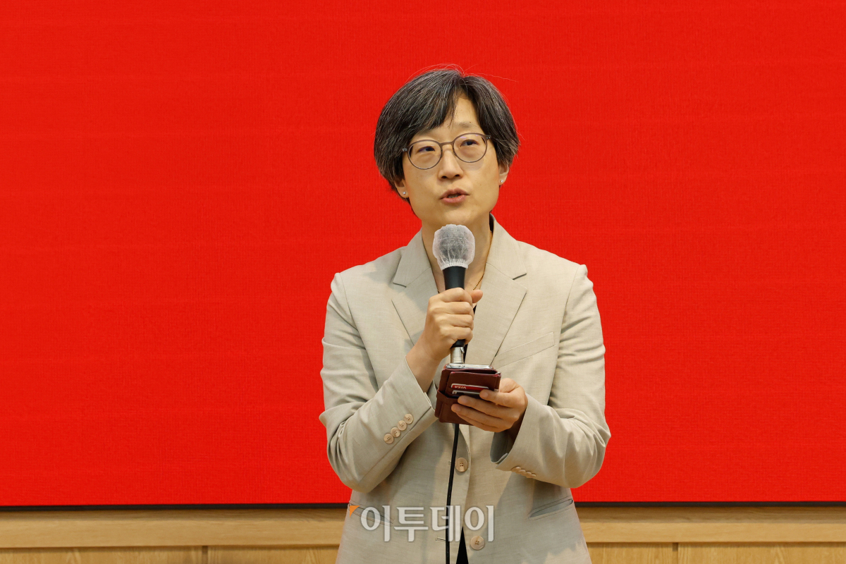 ▲강희경 서울의대·서울대병원 교수협의회 비상대책위원장이 17일 서울 종로구 서울대학교 의과대학 융합관 양윤선홀에서 열린 서울의대·서울대병원 교수협의회 비상대책위원회 주최 휴진 관련 집회에서 결의문 낭독을 하고 있다. 조현호 기자 hyunho@