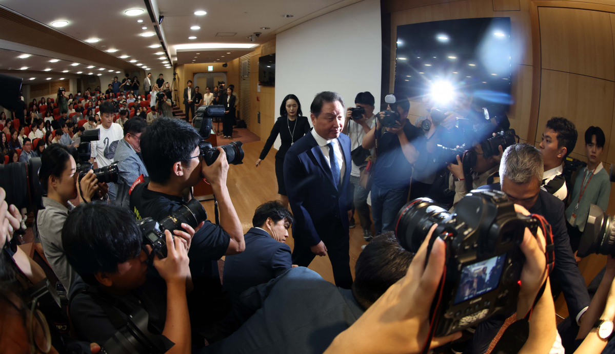 ▲최태원 SK그룹 회장이 17일 서울 종로구 SK서린빌딩에서 노소영 아트센터 나비 관장과의 이혼소송 항소심 결과에 대한 입장을 밝힌 뒤 기자회견장을 나서고 있다. 신태현 기자 holjjak@