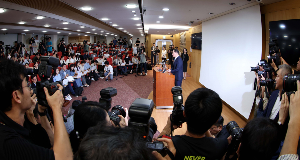 ▲최태원 SK그룹 회장이 17일 서울 종로구 SK서린빌딩에서 노소영 아트센터 나비 관장과의 이혼소송 항소심 결과에 대한 입장을 밝히고 있다. 신태현 기자 holjjak@