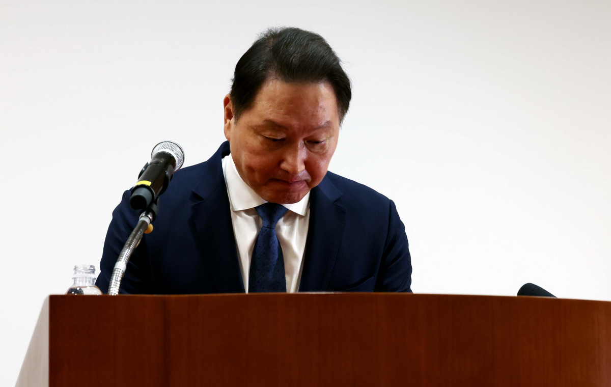 ▲최태원 SK그룹 회장이 17일 서울 종로구 SK서린빌딩에서 노소영 아트센터 나비 관장과의 이혼소송 항소심 결과에 대한 입장을 밝히던 중 고개숙여 인사하고 있다. 신태현 기자 holjjak@