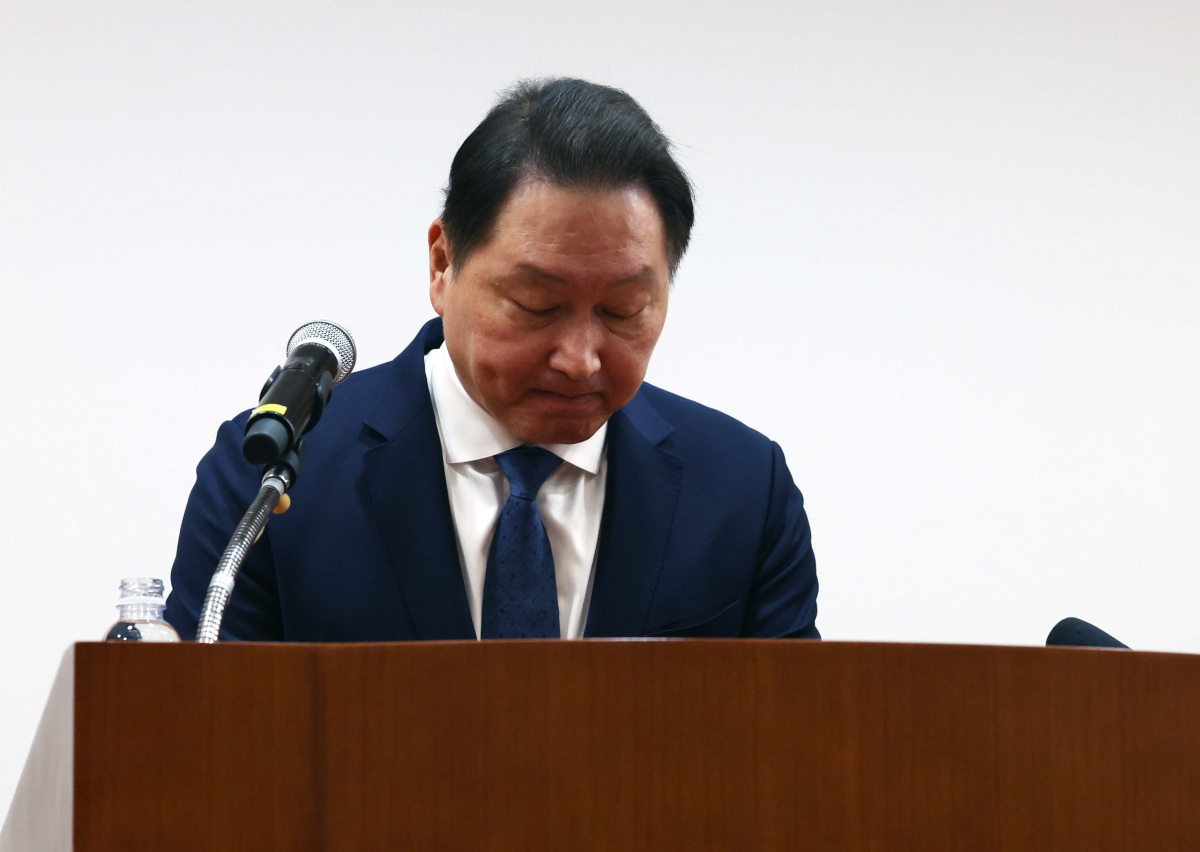 ▲최태원 SK그룹 회장이 17일 서울 종로구 SK서린빌딩에서 노소영 아트센터 나비 관장과의 이혼소송 항소심 결과에 대한 입장을 밝히던 중 고개숙여 인사하고 있다. 신태현 기자 holjjak@