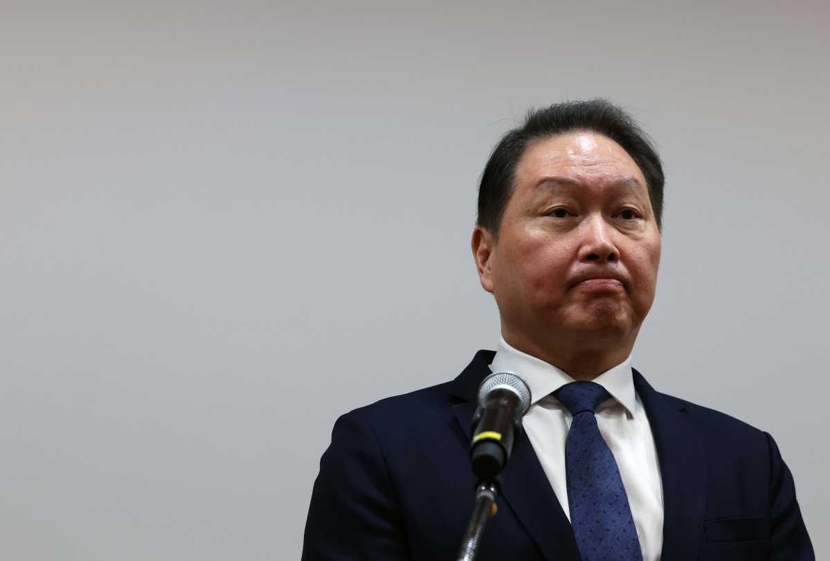 ▲최태원 SK그룹 회장이 17일 서울 종로구 SK서린빌딩에서 노소영 아트센터 나비 관장과의 이혼소송 항소심 결과에 대한 입장을 밝히고 있다. 신태현 기자 holjjak@