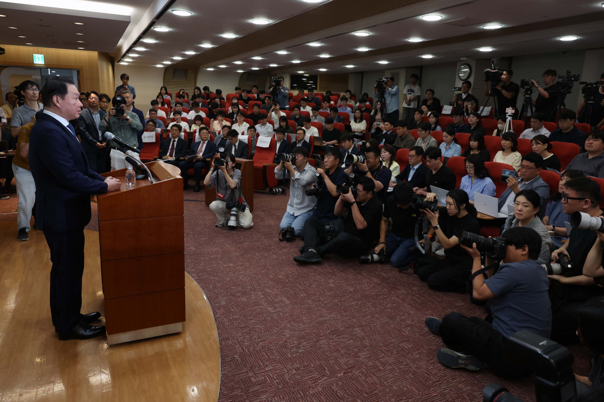 ▲최태원 SK그룹 회장이 17일 서울 종로구 SK서린빌딩에서 노소영 아트센터 나비 관장과의 이혼소송 항소심 결과에 대한 입장을 밝히고 있다. 신태현 기자 holjjak@