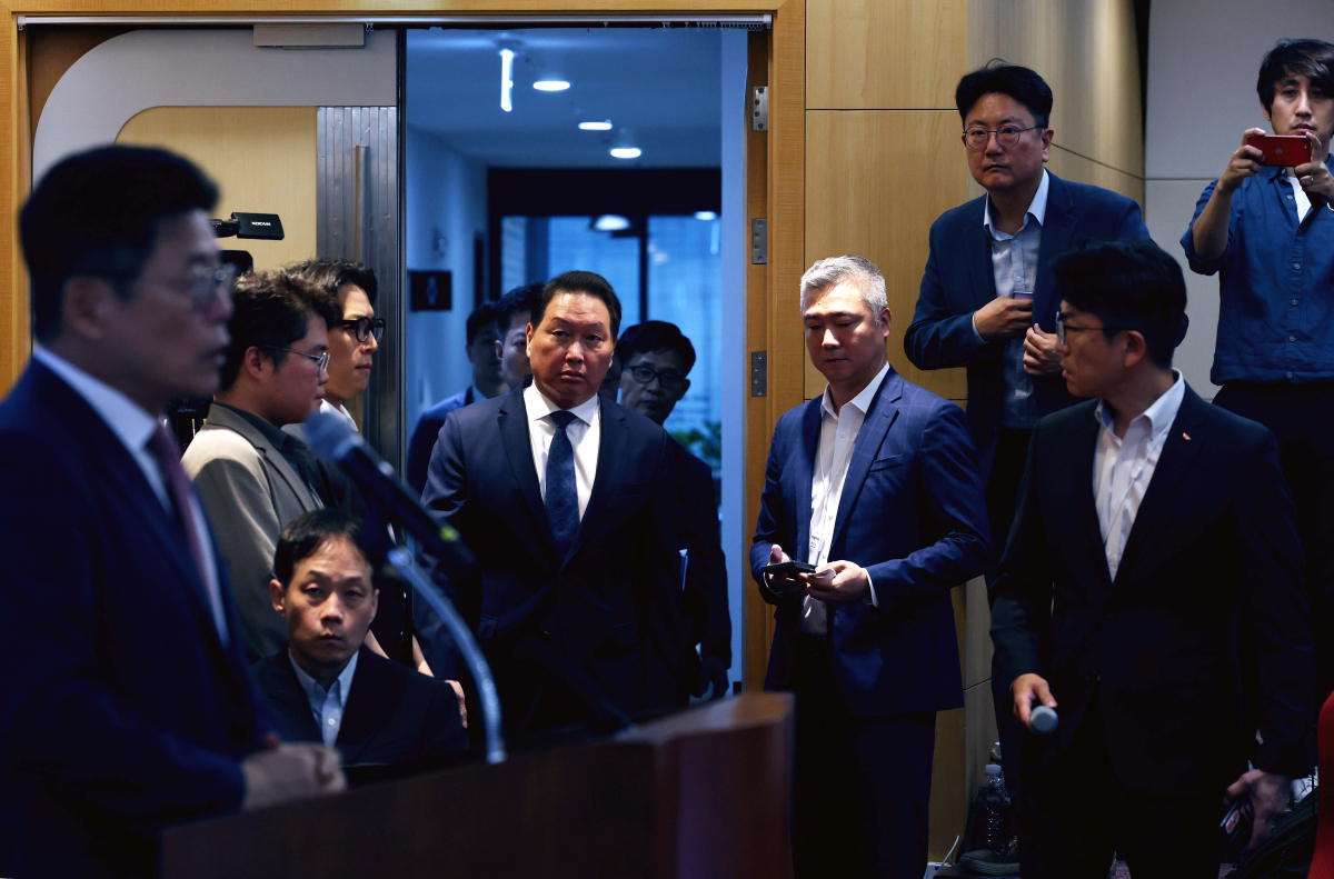 ▲최태원 SK그룹 회장이 17일 서울 종로구 SK서린빌딩에서 노소영 아트센터 나비 관장과의 이혼소송 항소심 결과에 대한 입장을 밝히기 위해 기자회견장으로 들어서고 있다. 신태현 기자 holjjak@