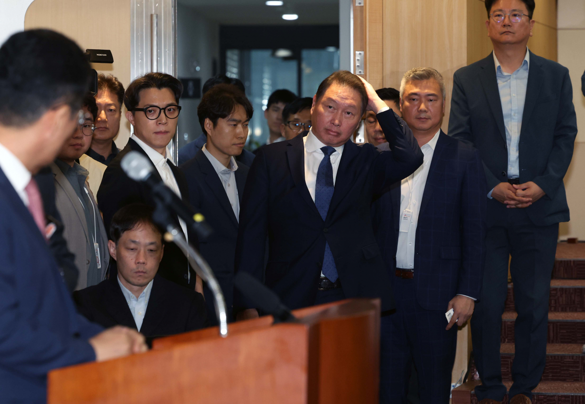 ▲최태원 SK그룹 회장이 17일 서울 종로구 SK서린빌딩에서 노소영 아트센터 나비 관장과의 이혼소송 항소심 결과에 대한 입장을 밝히기 위해 기자회견장으로 들어서고 있다. 신태현 기자 holjjak@