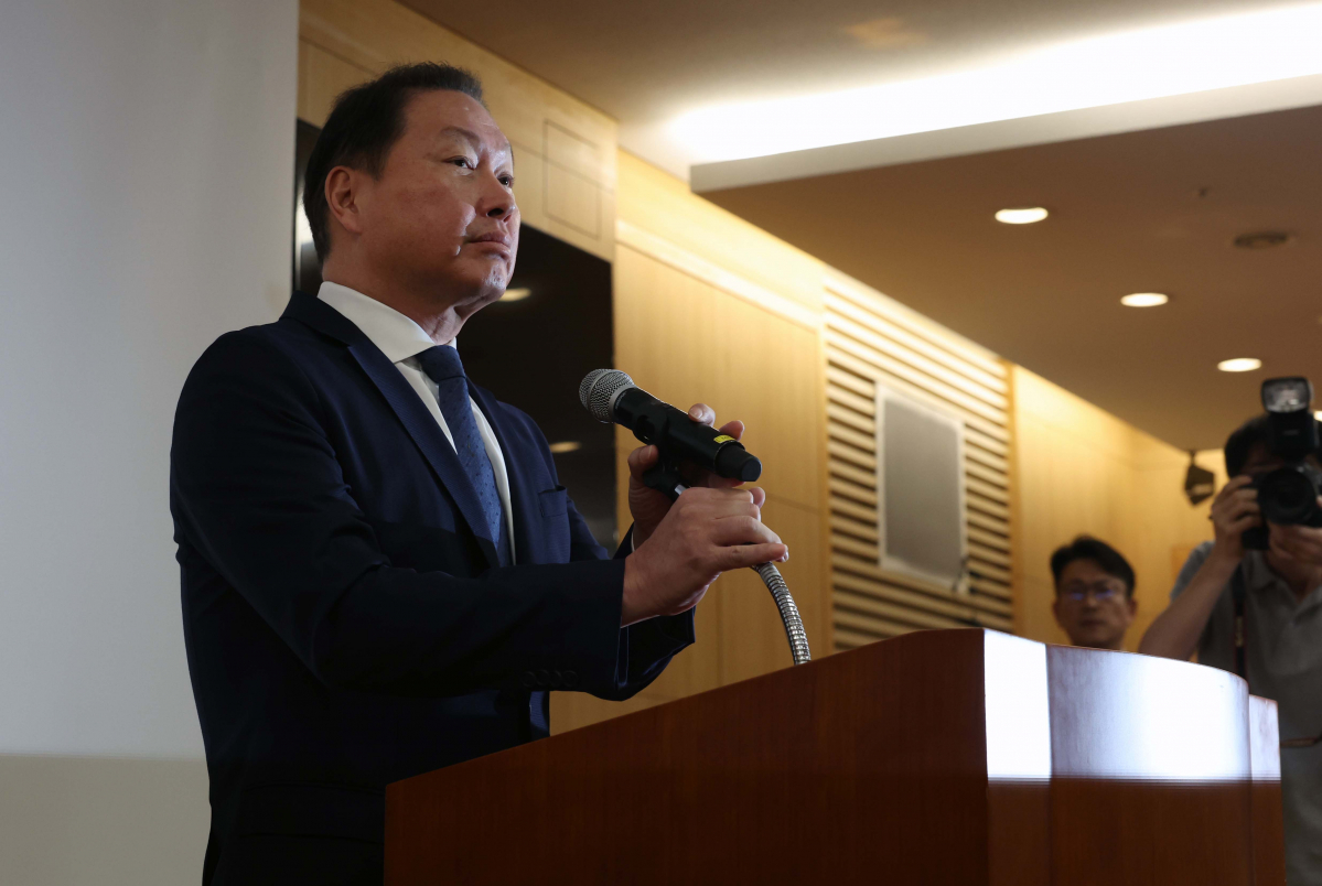 ▲최태원 SK그룹 회장이 17일 서울 종로구 SK서린빌딩에서 노소영 아트센터 나비 관장과의 이혼소송 항소심 결과에 대한 입장을 밝히고 있다. 신태현 기자 holjjak@