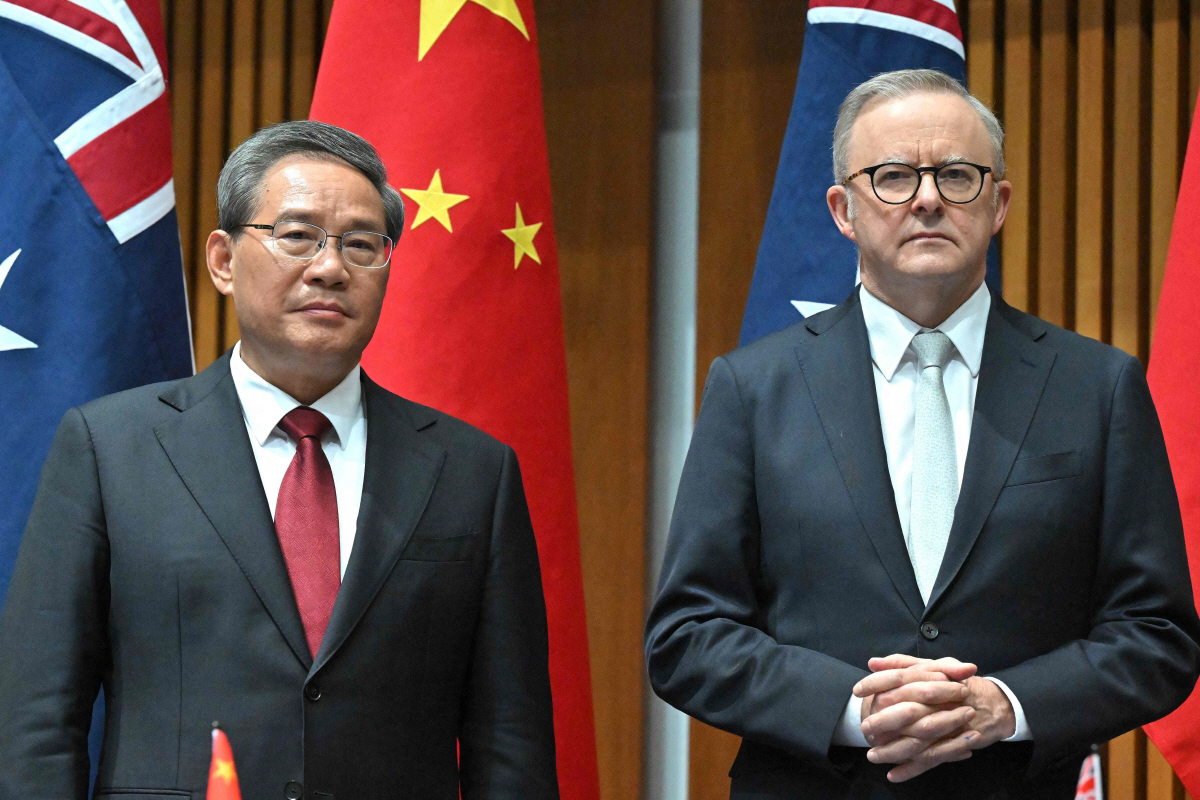 ▲리창 중국 총리와 앤서니 앨버니지 호주 총리가 회담에 앞서 취재진과 마주하고 있다. 캔버라/AFP연합뉴스