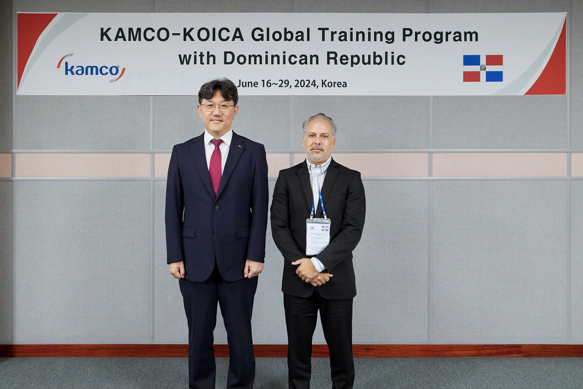 ▲17일 KOICA 연수센터(경기도 성남시)에서 개최한 ‘국유부동산 관리 및 개발 역량강화 연수’에서 원호준 기업지원부문 총괄이사(사진 왼쪽)와 미카엘 안레한데르 라마르쉘 트레안(사진 오른쪽)이 기념사진을 촬영하고 있다. (사진제공=캠코)