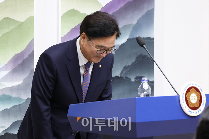 ▲우원식 국회의장이 17일 서울 여의도 국회 의장접견실에서 국회 원구성 관련 기자회견을 마치고 인사하고 있다. 고이란 기자 photoeran@