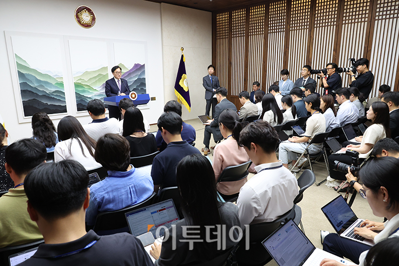 ▲우원식 국회의장이 17일 서울 여의도 국회 의장접견실에서 국회 원구성 관련 기자회견을 하고 있다. 고이란 기자 photoeran@