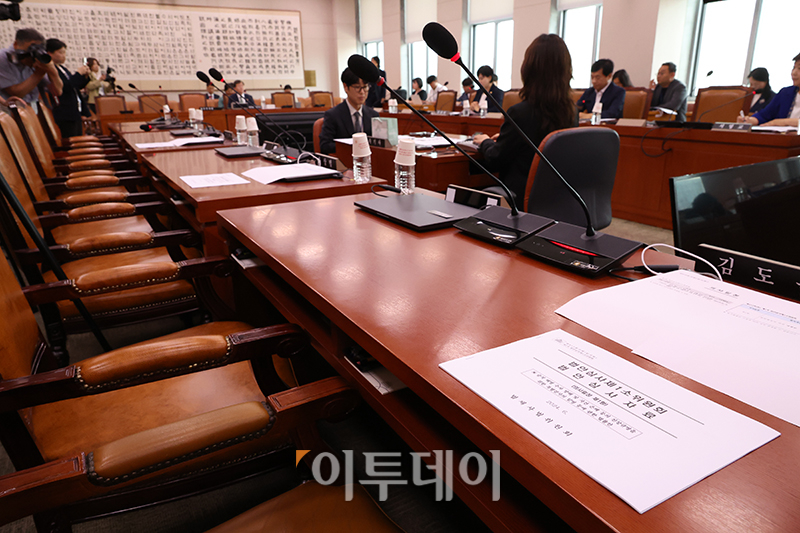 ▲17일 서울 여의도 국회에서 채상병 특검법 심사를 위한 법제사법위원회 법안심사 제1소위원회가 열린 가운데 국민의힘은 야당의 일방적 상임위 구성에 반발해 불참했으며 정부 측 심우정 법무부 차관도 출석하지 않았다. 고이란 기자 photoeran@