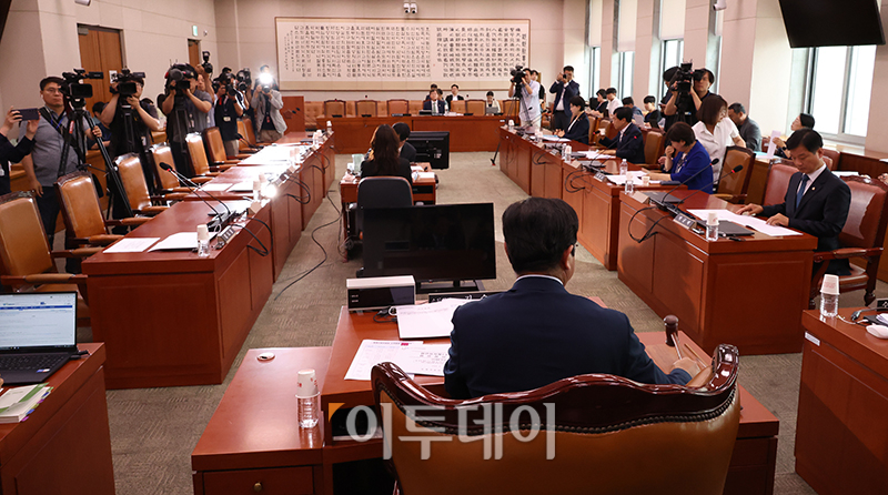 ▲17일 서울 여의도 국회에서 채상병 특검법 심사를 위한 법제사법위원회 법안심사 제1소위원회가 열린 가운데 야당 간사인 김승원 더불어민주당 의원이 의사봉을 두드리고 있다. 이날 국민의힘은 야당의 일방적 상임위 구성에 반발해 불참했으며 정부 측 심우정 법무부 차관도 출석하지 않았다. 고이란 기자 photoeran@