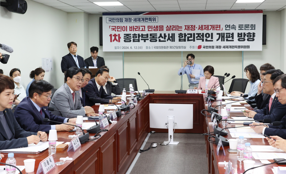 ▲국민의힘 재정, 세제개편특별위원회 송언석 위원장이 12일 국회 의원회관에서 열린 세제개편 관련 토론회에서 발언을 하고 있다.     이 토론회에는 기획재정부 김병환 1차관이 참석했다.  (연합뉴스)