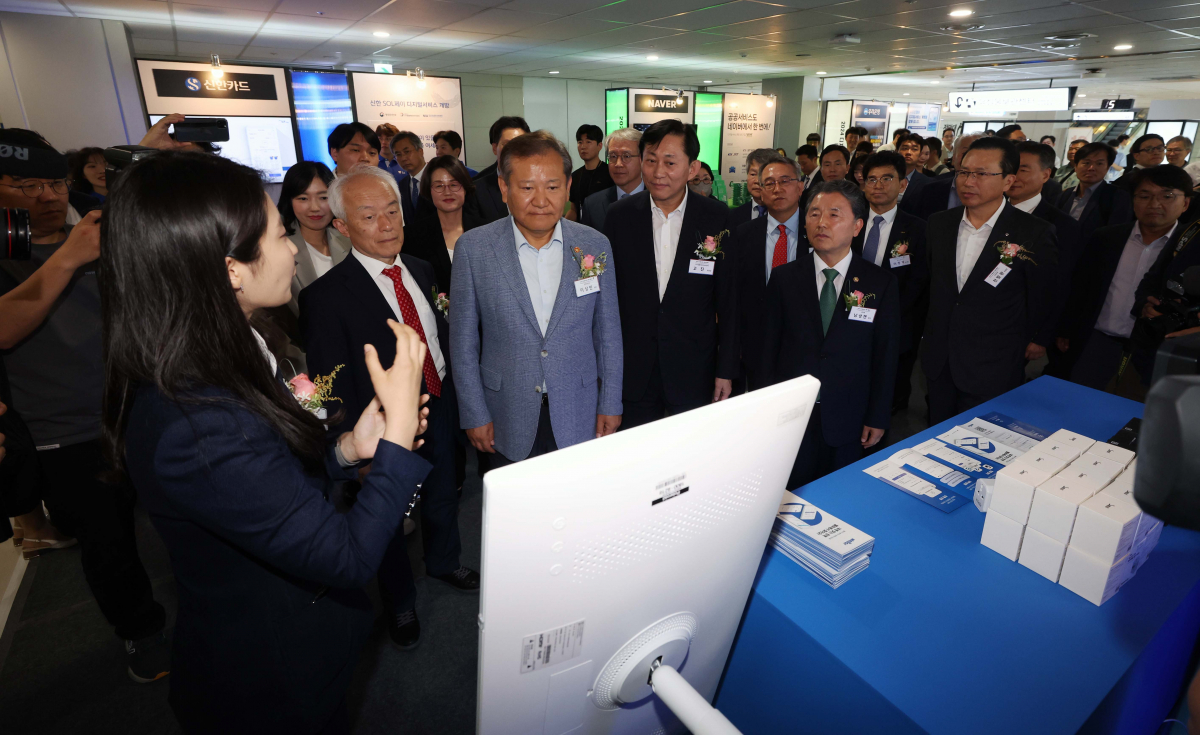 ▲17일 서울 강서구 김포공항 국내선 청사에서 열린 ‘2024 디지털 서비스 개방 개통식’에서 이상민 행정안전부 장관이 행사장을 둘러보고 있다. 디지털 서비스 개방은 공공 웹사이트나 앱에서만 이용 가능했던 여권 재발급 신청, 책이음서비스, 분실물신고 등 공공서비스 11종을 민간앱에서도 이용할 수 있는 서비스다. 신태현 기자 holjjak@