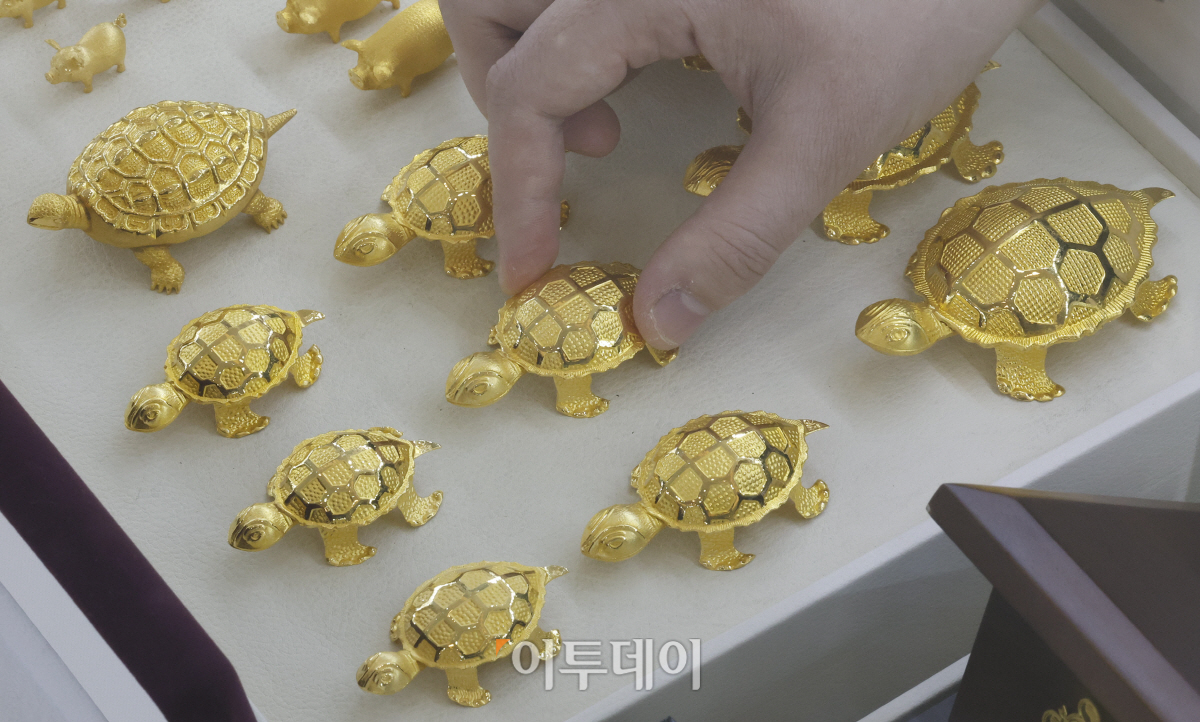 ▲서울 종로구 한국금거래소에서 직원이 금을 정리하고 있다. 조현호 기자 hyunho@