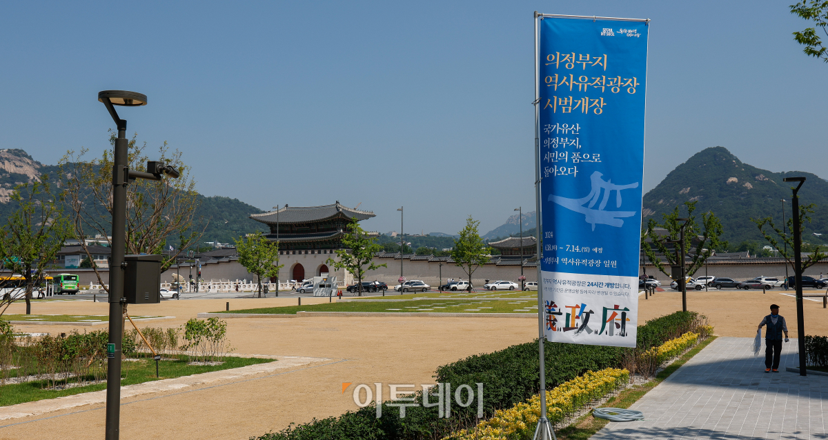 ▲조선시대 최고 행정기구인 의정부가 위치했던 터 '의정부지'가 발굴을 끝내고 18일 시민에 공개됐다. 서울시는 약 8년간의 발굴 정비를 거쳐 경복궁 광화문 앞 동편에 위치한 의정부지를 1만1300㎡ 규모 '의정부지 역사유적광장'으로 조성해 이날부터 개방을 시작했다. 사진은 서울 종로구 의정부지 모습. 조현호 기자 hyunho@