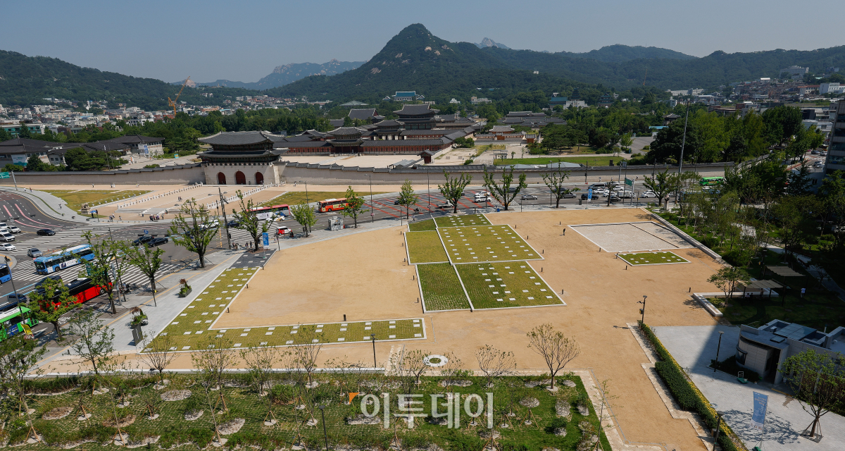 ▲조선시대 최고 행정기구인 의정부가 위치했던 터 '의정부지'가 발굴을 끝내고 18일 시민에 공개됐다. 서울시는 약 8년간의 발굴 정비를 거쳐 경복궁 광화문 앞 동편에 위치한 의정부지를 1만1300㎡ 규모 '의정부지 역사유적광장'으로 조성해 이날부터 개방을 시작했다. 사진은 서울 종로구 의정부지 모습. 조현호 기자 hyunho@