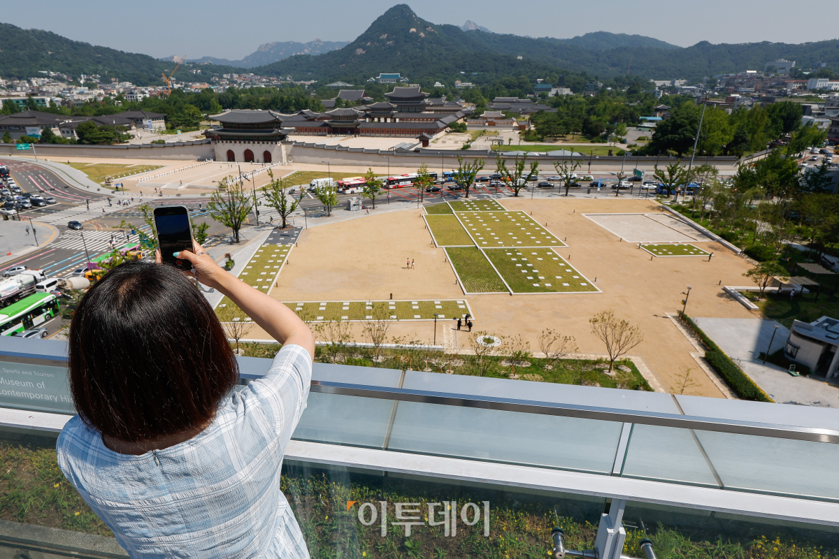 ▲조선시대 최고 행정기구인 의정부가 위치했던 터 '의정부지'가 발굴을 끝내고 시민에 개방된 18일 서울 종로구 대한민국역사박물관 옥상정원을 찾은 시민들이 의정부지를 살펴보고 있다. 서울시는 약 8년간의 발굴 정비를 거쳐 경복궁 광화문 앞 동편에 위치한 의정부지를 1만1300㎡ 규모 '의정부지 역사유적광장'으로 조성해 이날부터 개방을 시작했다. 조현호 기자 hyunho@