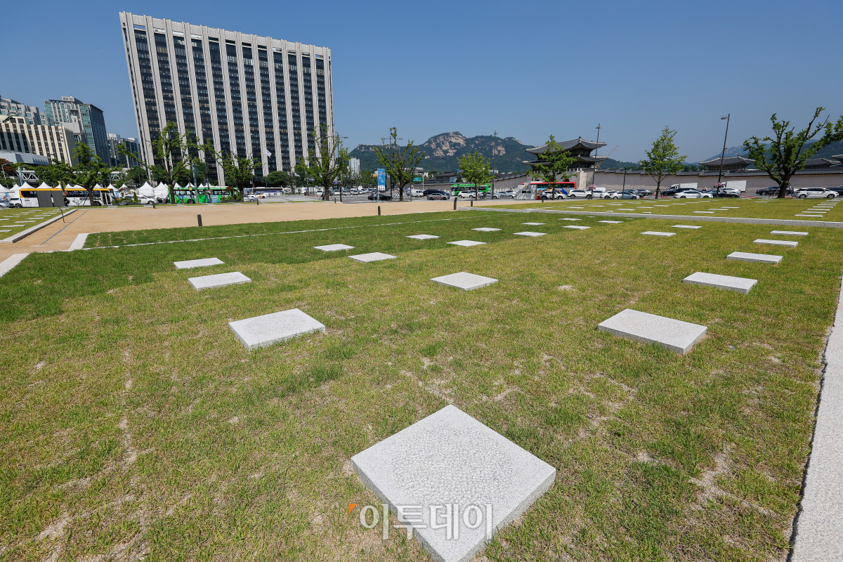 ▲조선시대 최고 행정기구인 의정부가 위치했던 터 '의정부지'가 발굴을 끝내고 18일 시민에 공개됐다. 서울시는 약 8년간의 발굴 정비를 거쳐 경복궁 광화문 앞 동편에 위치한 의정부지를 1만1300㎡ 규모 '의정부지 역사유적광장'으로 조성해 이날부터 개방을 시작했다. 사진은 서울 종로구 의정부지 모습. 조현호 기자 hyunho@