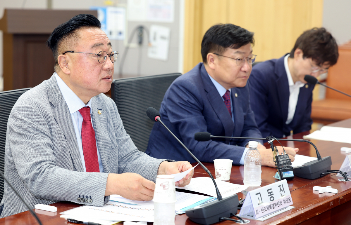 ▲고동진 국민의힘 AI·반도체특위 위원장이 18일 오전 서울 여의도 국회 의원회관에서 열린 AI·반도체 특별위원회 1차 회의에서 발언하고 있다.  (뉴시스)