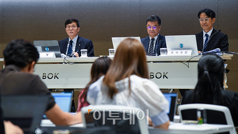 ▲이창용 한국은행 총재가 18일 서울 한국은행 별관에서 열린 물가안정목표 운영상황 점검 설명회에서 모두발언을 하고 있다. 사진공동취재단
