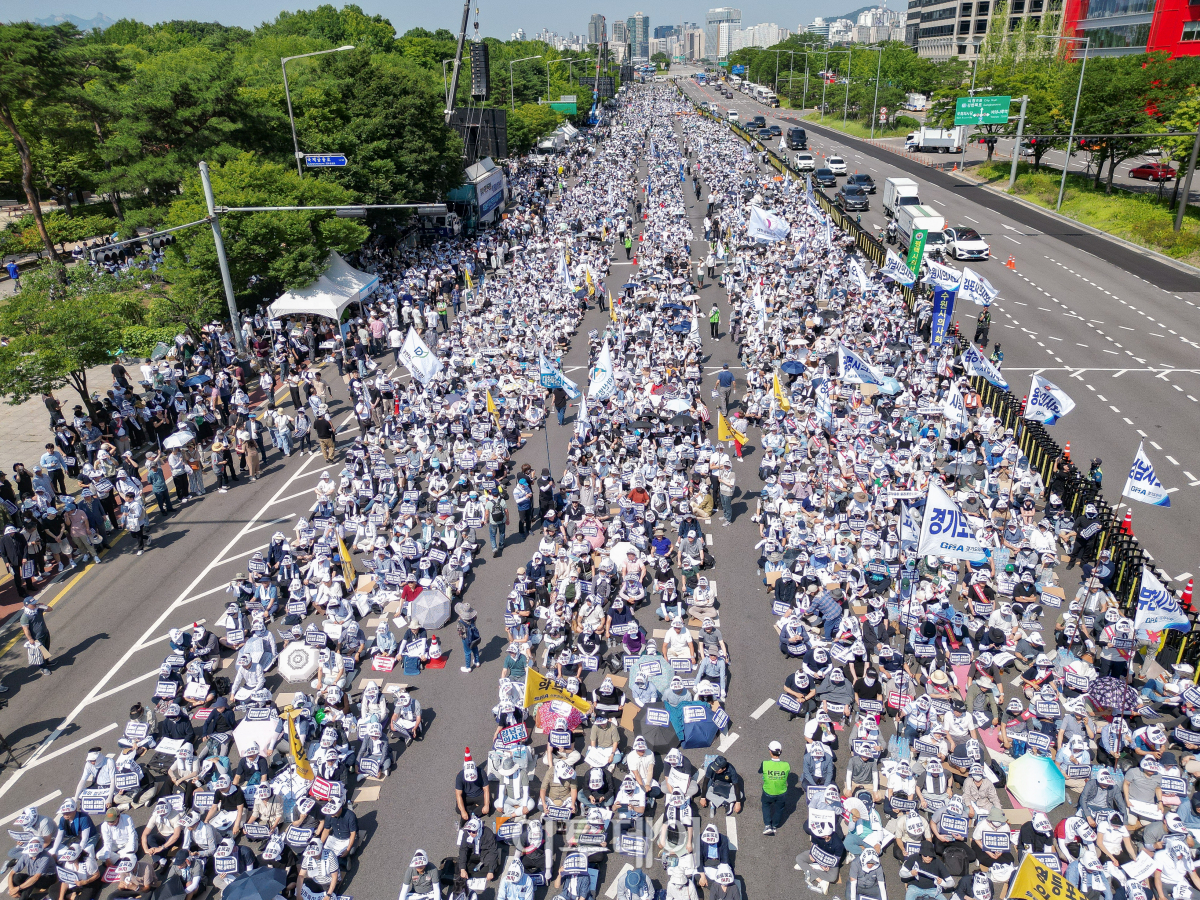 ▲18일 서울 영등포구 여의대로에서 의료농단 저지 전국의사총궐기대회가 열리고 있다. 조현호 기자 hyunho@