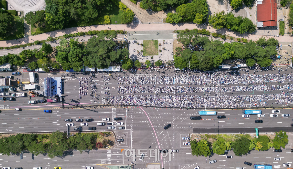 ▲18일 서울 영등포구 여의대로에서 의료농단 저지 전국의사총궐기대회가 열리고 있다. 조현호 기자 hyunho@