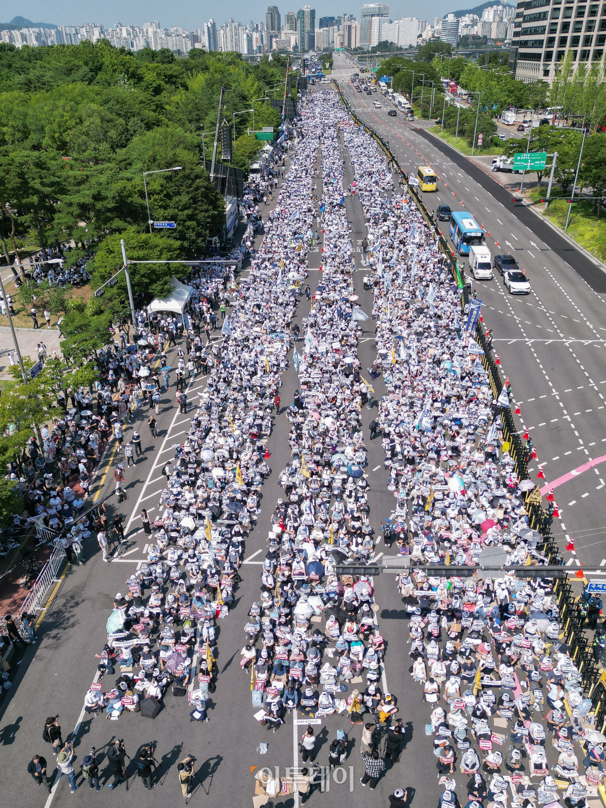 ▲18일 서울 영등포구 여의대로에서 의료농단 저지 전국의사총궐기대회가 열리고 있다. 조현호 기자 hyunho@
