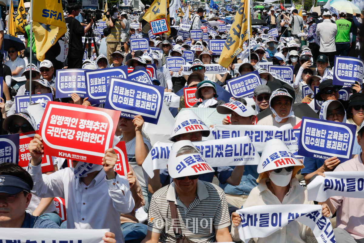 ▲18일 서울 영등포구 여의대로에서 열린 의료농단 저지 전국의사총궐기대회에서 의사들이 구호를 외치고 있다. 조현호 기자 hyunho@