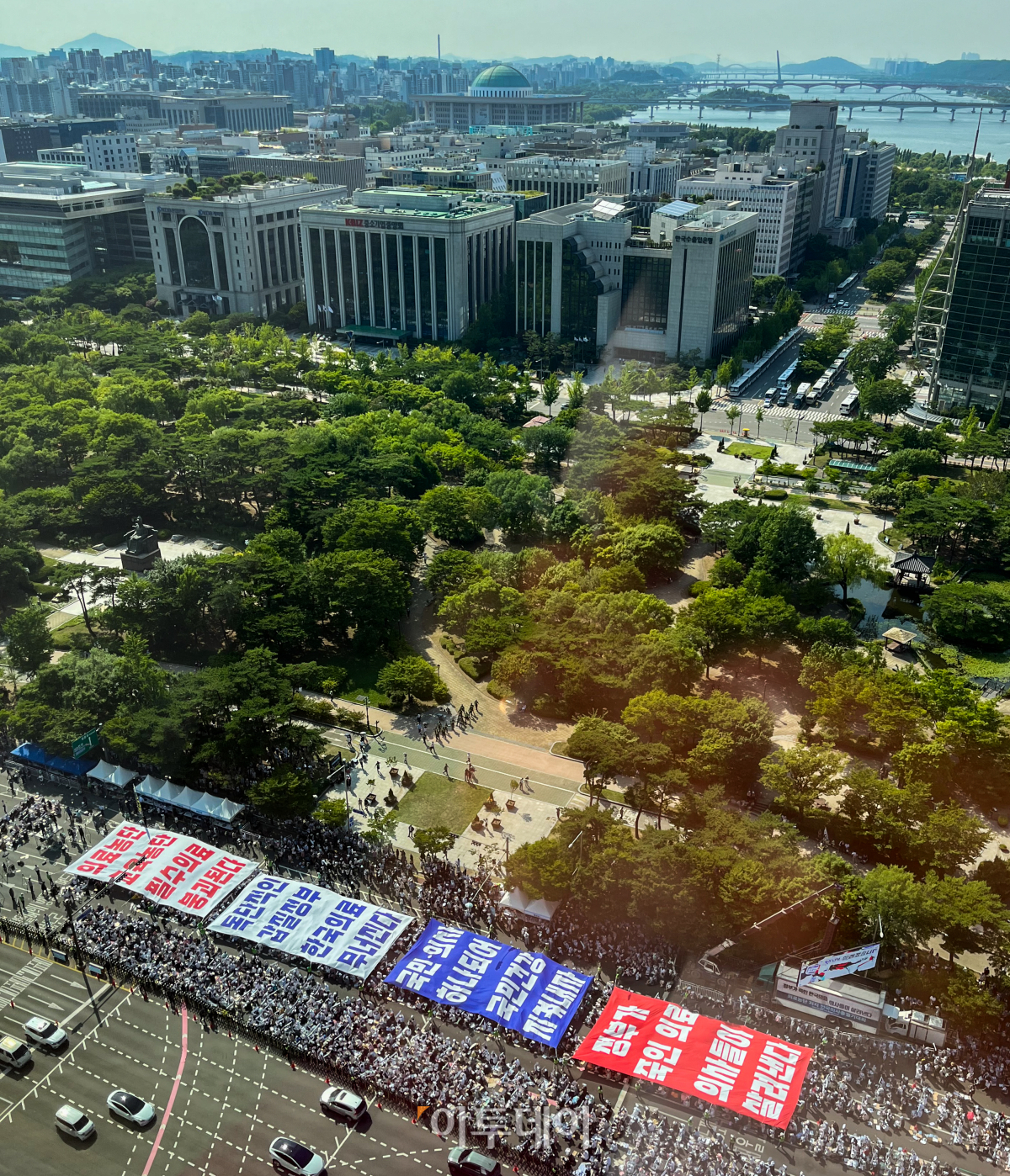▲18일 서울 영등포구 여의대로에서 열린 의료농단 저지 전국의사총궐기대회에서 의사들이 정부의 의료 정책을 규탄하는 퍼포먼스를 하고 있다. 조현호 기자 hyunho@