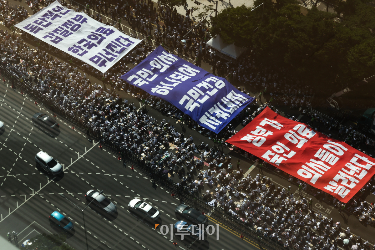 ▲지난해 6월 18일 서울 영등포구 여의대로에서 열린 의료농단 저지 전국의사총궐기대회에서 의사들이 정부의 의료 정책을 규탄하는 퍼포먼스를 하고 있다. 조현호 기자 hyunho@