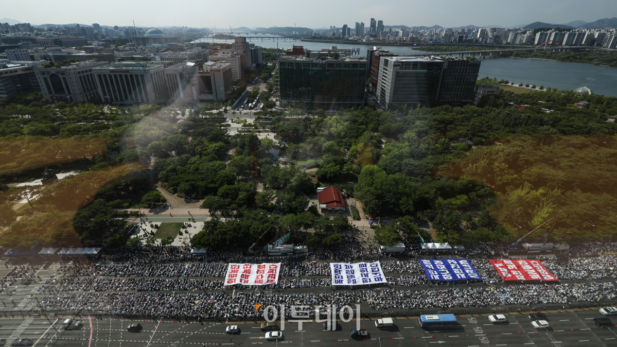 ▲18일 서울 영등포구 여의대로에서 열린 의료농단 저지 전국의사총궐기대회에서 의사들이 정부의 의료 정책을 규탄하는 퍼포먼스를 하고 있다. 조현호 기자 hyunho@