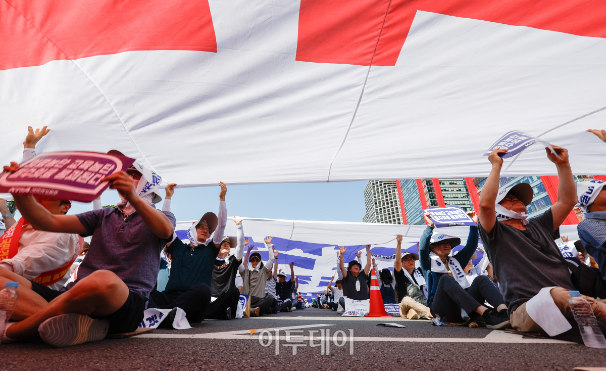 ▲18일 서울 영등포구 여의대로에서 열린 의료농단 저지 전국의사총궐기대회에서 의사들이 정부의 의료 정책을 규탄하는 퍼포먼스를 하고 있다. 조현호 기자 hyunho@